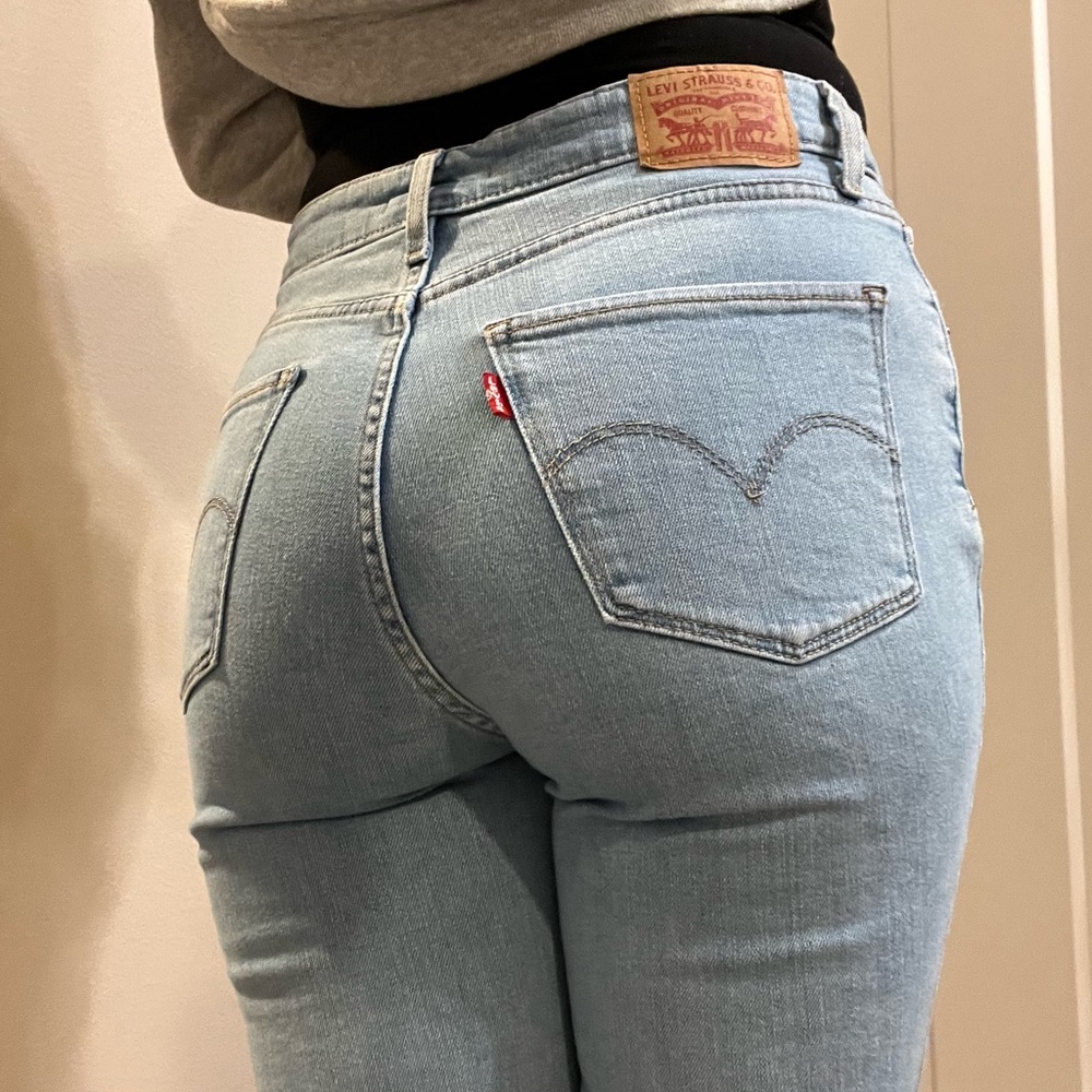 ❌SOLD Levi’s 721 High Rise Destroyed Light Wash 28